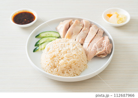 Hainanese chicken rice or rice steamed with chicken soup 112687966