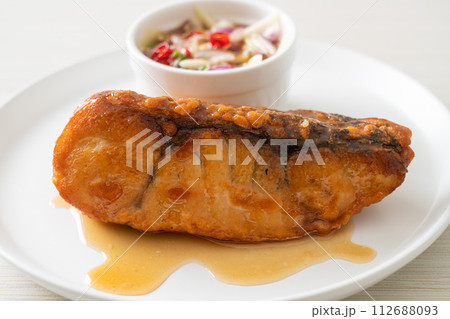 fried snapper fish with fish sauce and spicy salad 112688093