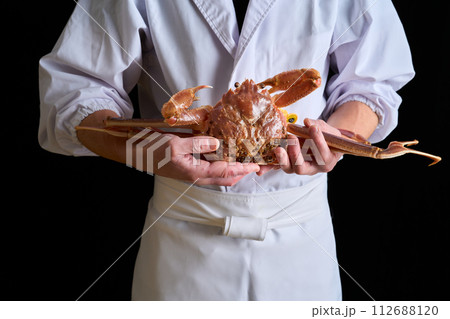 活きた越前蟹を持つ板前 112688120