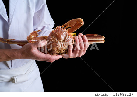 活きた越前蟹を持つ板前 112688127