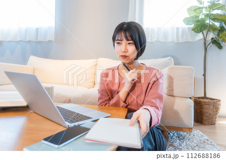 自宅で勉強/リモートワークをする女性 112688186