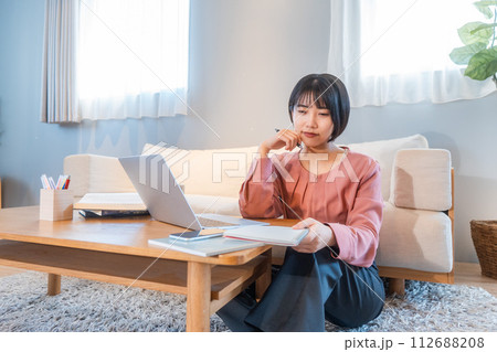 自宅で勉強/リモートワークをする女性 自宅で勉強/リモートワークをする女性 112688208