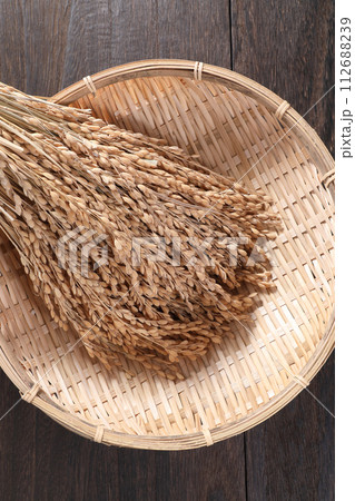 ザルに入った稲穂 112688239