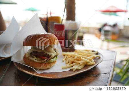 おしゃれなカフェのハンバーガー 112688370