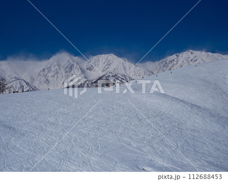白馬岩岳スノーフィールド　ゲレンデから見る白馬三山 112688453