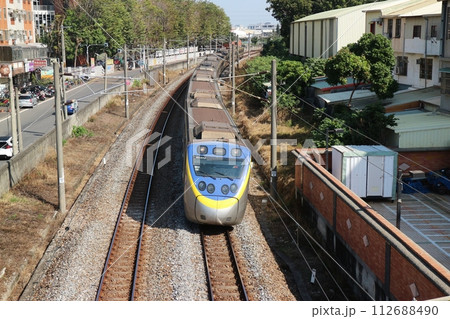 台湾鉄路 郊外を走る普通列車 台湾鉄路 郊外を走る普通列車 112688490