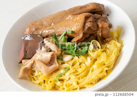 Egg noodles served dry with braised duck 112688504