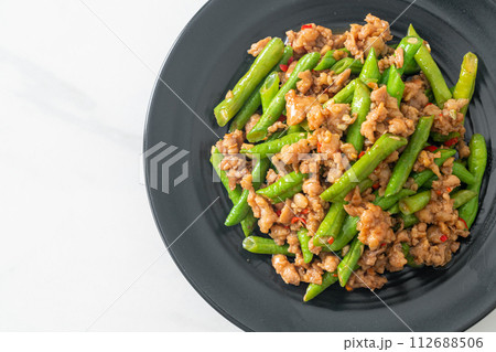 stir-fried french bean or green bean with minced pork 112688506