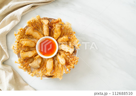 deep fried Enoki mushroom and King Oyster mushroom with spicy dipping sauce 112688510
