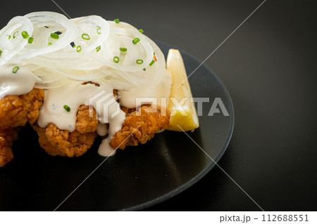 Snow Onion Chicken or Fried Chicken with Creamy Onions Sauce Snow Onion Chicken or Fried Chicken with Creamy Onions Sauce 112688551