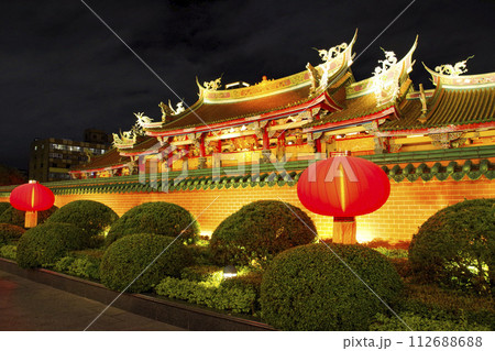 台北の観光名所の一つである行天宮の夜景 112688688