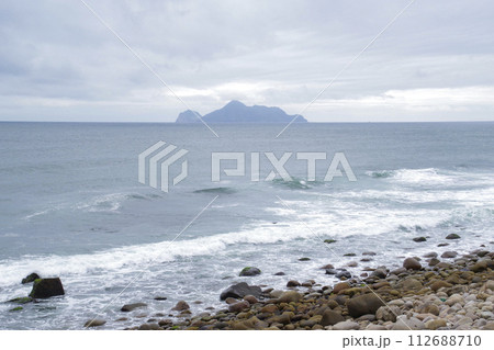 台湾の大里海岸から眺める亀山島 台湾の大里海岸から眺める亀山島 112688710