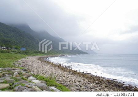 台湾の大里海岸から眺める太平洋 台湾の大里海岸から眺める太平洋 112688711