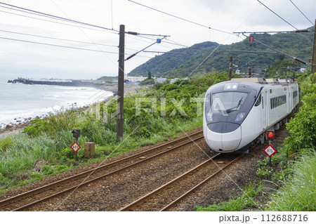 台湾の東海岸沿いを走る東部幹線の特急列車 台湾の東海岸沿いを走る東部幹線の特急列車 112688716