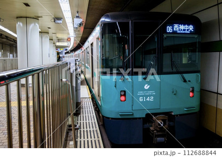 新神戸駅に停車中の神戸市営地下鉄6000形車輌 新神戸駅に停車中の神戸市営地下鉄6000形車輌 112688844