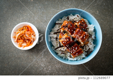 eel rice bowl or unagi rice bowl 112689077