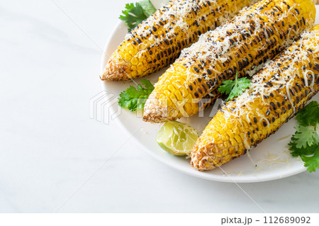 barbecue and grilled corn with cheese and lime 112689092