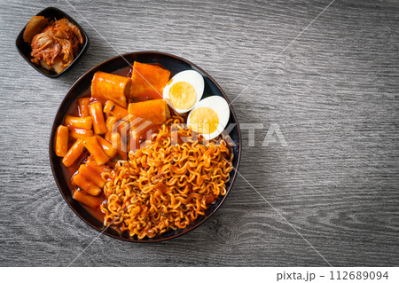 Korean instant noodles with Korean rice cake and fish cake and boiled egg 112689094