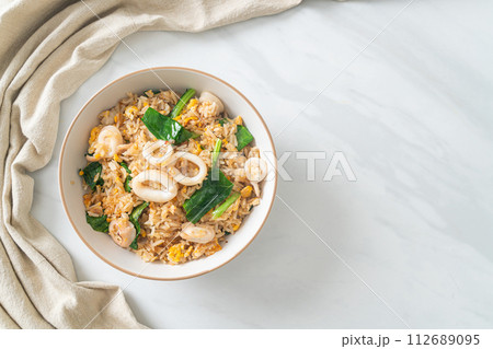 Fried rice with squid or octopus 112689095