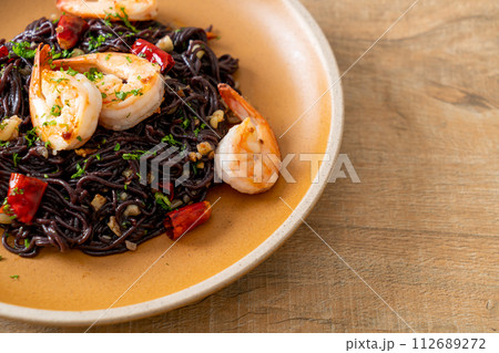 stir-fried black spaghetti with garlic and shrimps 112689272