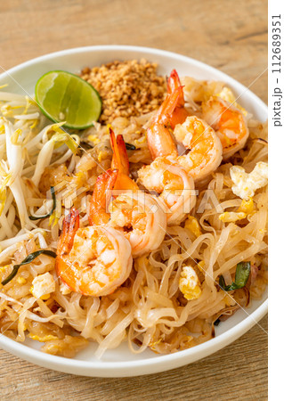 stir-fried noodles with shrimp and sprouts or Pad Thai 112689351