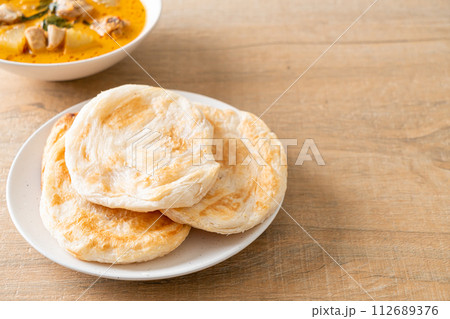 Chicken curry soup with roti 112689376