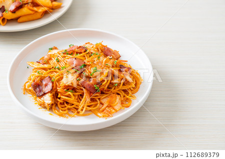 stir-fried spaghetti with kimchi and bacon 112689379
