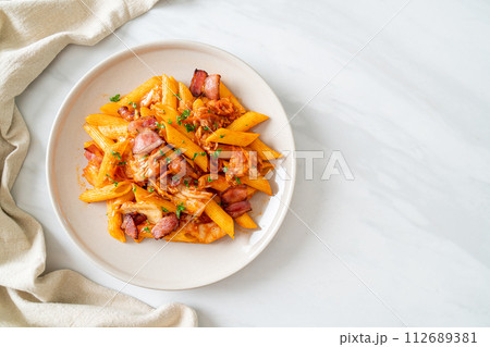 stir-fried penne pasta with kimchi and bacon 112689381