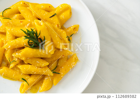 penne pasta with butternut pumpkin creamy sauce 112689382