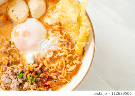 instant noodles with pork and meatballs in spicy soup 112689500