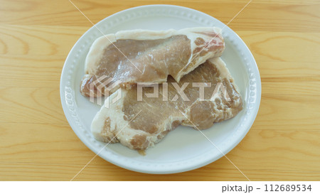 鮮度がおちて変色した豚ロース肉 鮮度がおちて変色した豚ロース肉 112689534