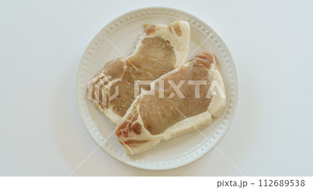 鮮度がおちて変色した豚ロース肉 112689538