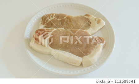 鮮度がおちて変色した豚ロース肉 112689541