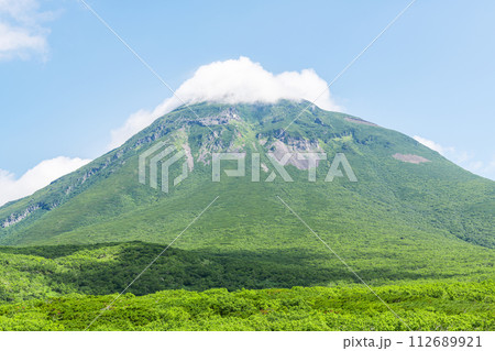 北海道羅臼町　夏の北海道　知床峠から見る晴天の羅臼岳 112689921