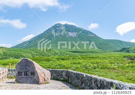 北海道羅臼町 夏の北海道 知床峠から見る晴天の羅臼岳 北海道羅臼町 夏の北海道 知床峠から見る晴天の羅臼岳 112689925