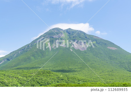北海道羅臼町　夏の北海道　知床峠から見る晴天の羅臼岳 112689935