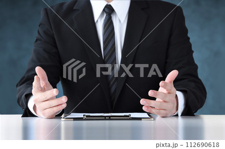 詐欺商品をセールスする営業マンイメージ 詐欺商品をセールスする営業マンイメージ 112690618