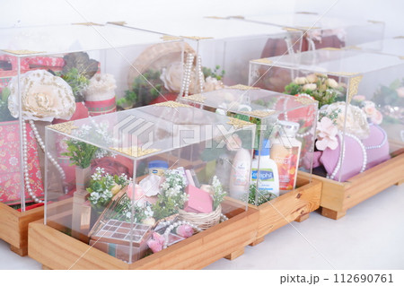 wedding gifts for the bride and groom 112690761