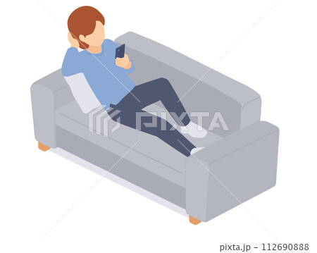 ソファでくつろぐ女性のイラスト 112690888