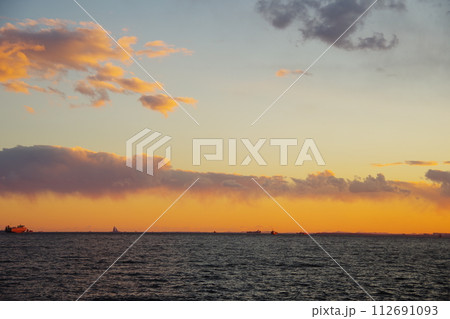 海と夕焼け 112691093