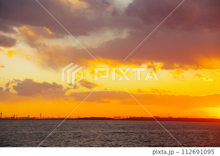 海と夕焼け 112691095