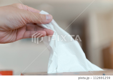 箱ティッシュを取り出す 箱ティッシュを取り出す 112691259