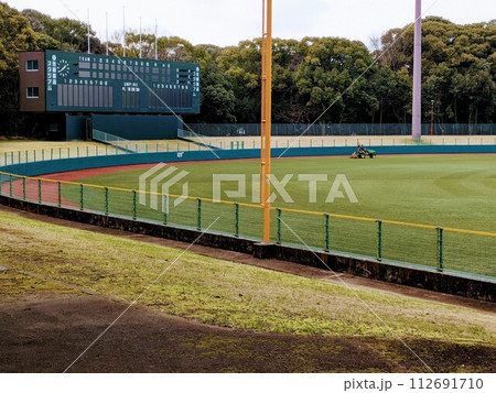 グラウンド整備をするを車 112691710