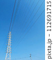 よく晴れた日の鉄塔と電線 112691715