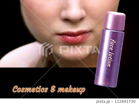 化粧水ボトルと女性の口元のクローズアップ　コスメティック・イメージ 112691730