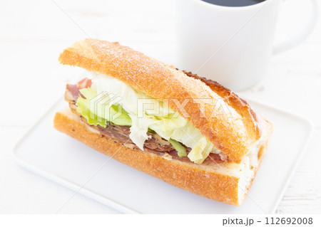 おいしいパストラミビーフサンドとホットコーヒーのモーニング おいしいパストラミビーフサンドとホットコーヒーのモーニング 112692008