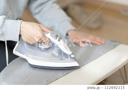アイロンを掛ける男性　ボディパーツ　アイロン 112692115
