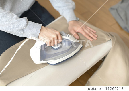 アイロンを掛ける男性 ボディパーツ アイロン アイロンを掛ける男性 ボディパーツ アイロン 112692124