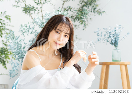女性のビューティー　ボタニカル 112692168