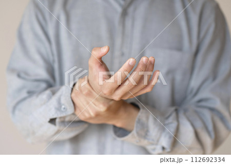 手首が痛い男性 腱鞘炎 捻挫 ボディパーツ 手首が痛い男性 腱鞘炎 捻挫 ボディパーツ 112692334